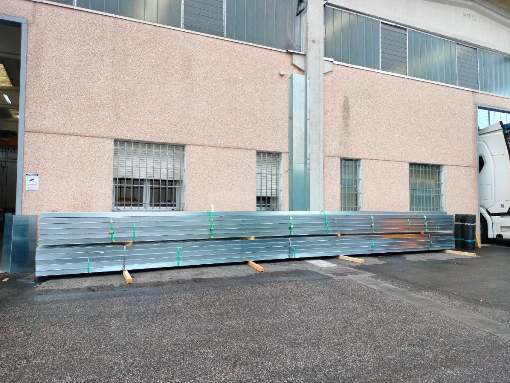 Profili omega in acciaio zincato