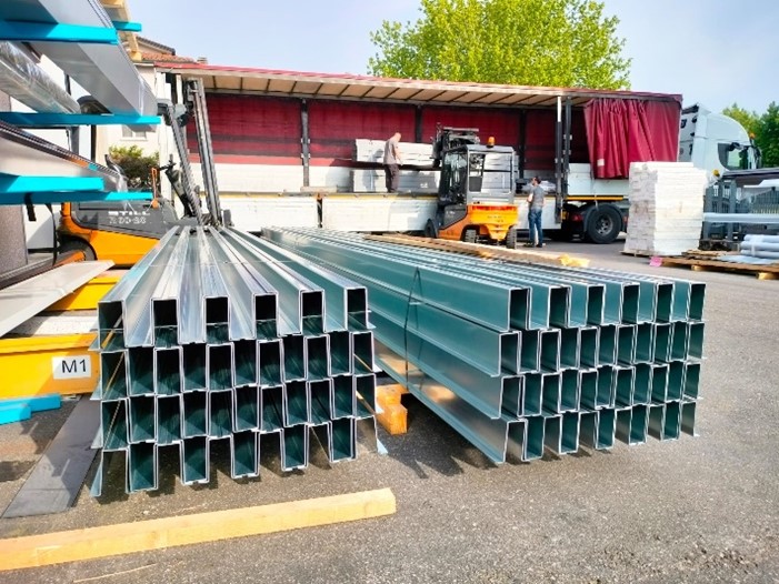 Profilati Omega in acciaio zincato: la soluzione su misura per ogni progetto🔧